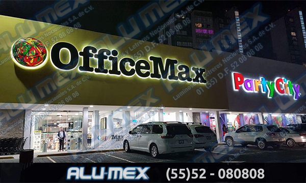 Fachada OfficeMax PartyCity en funcionamiento