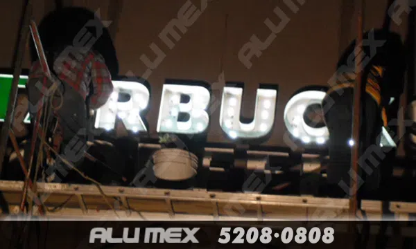 Anucio Luminoso Starbucks